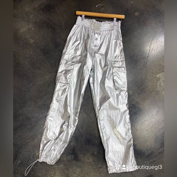 silver pants with spring at the waist and pockets on the sides - Picture 8 of 8